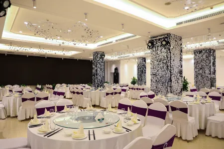 LongWei Hotel (Chengdu University Games Sports Center Longwei Building) Отели рядом с достопримечательностью «Chengdu Aeronautic Vocational and Technical College»