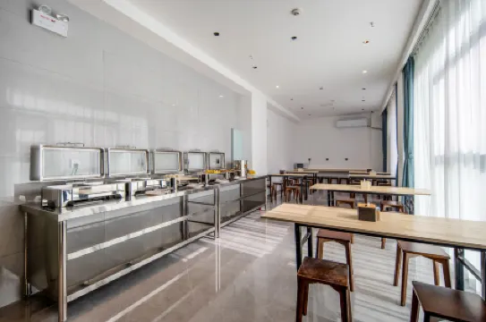 Boya Hotel (Dali Erhai Park High-speed Railway Station)