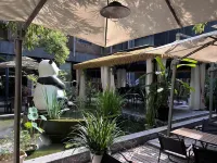 雅樂庭·龍安酒店(武漢光谷廣場地鐵站店) 鄰近不可思議星空解壓館的酒店