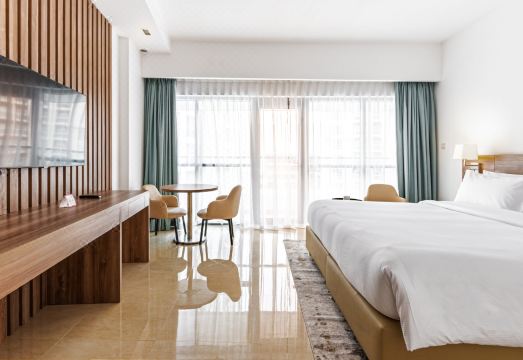 피라미사 호텔 아파트 두바이의 야외 수영장