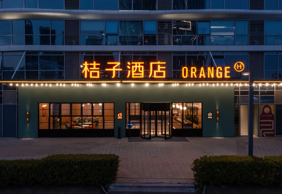 Orange 호텔의 모던하고 깔끔한 객실 내부 이미지