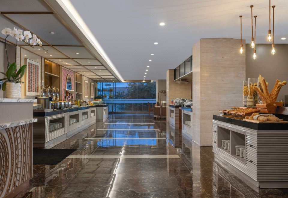 호텔 산티카 프리미에르 구벵 수라바야의 실내 수영장