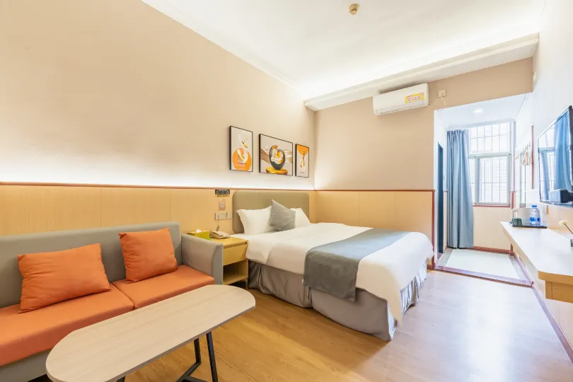 Radisson Blu Hotel (Chiwei Metro Station)