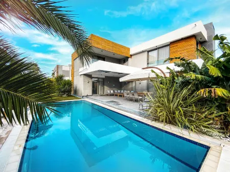Luxurious private villa in Cesme Mamurbaba - 5min to beach & Alacati Отели в г. Altinyunus Mahallesi