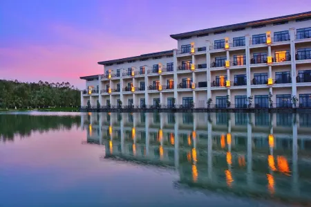 Palace International Hot Spring Hotel Отели в г. Жуюань