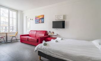 Louvre Apartment