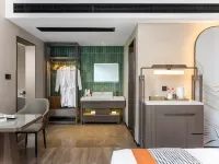 NEO ISLE Hotel (Guilin Liangjiang Sihu Xiangbishan) Hotels near Qixing