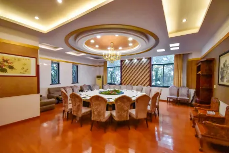 Rujia Huayi Select Hotel (Liyang High-Speed Railway Station Wanda Plaza)