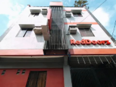 RedDoorz @ A&F C5 Pinagsama Taguig Hotels near Philippine Veterans Museum