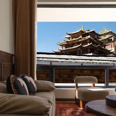 Yixin Moon Earthly HYGGE|Space Art Hotel (Dukezong Ancient City Prayer Wheel Store) Hotels near Dafo Temple Prayer Wheel