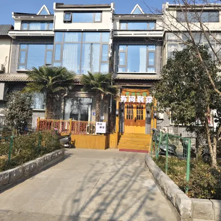 There is a homestay (Luoyi Ancient City)