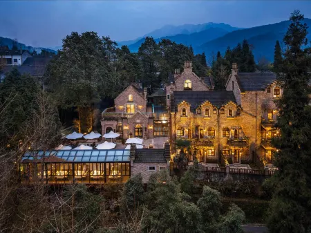 Pengzhou Qingqing Garden Homestay Отели рядом с достопримечательностью «Bailu Limestone Cave Wonder Peak»