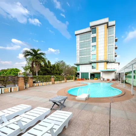 SHIN Hotel V-ONE Korat Отели рядом с достопримечательностью «Храм Сала Лой»