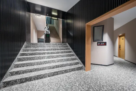 Season 8 Apartment (Shenzhen Window of the World, Overseas Chinese Town Metro Station Branch)