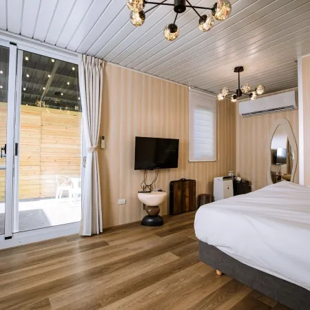 Yu Yue Log Cabin