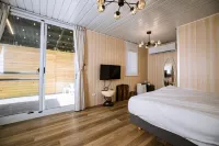 Yu Yue Log Cabin