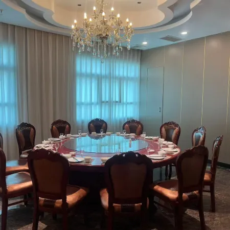 Zhangjiakou Jinfeng Hotel Hotel (Hebei North University First Affiliated Hospital) Отели рядом с достопримечательностью «Центральная кровавая станция Чжан Цзякоу»