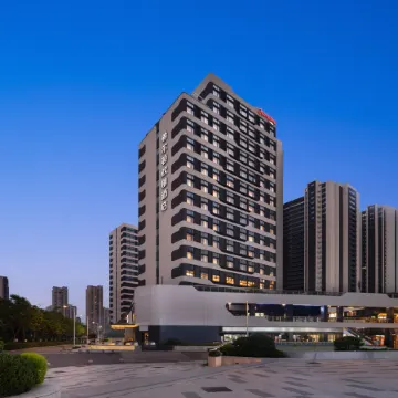 Hampton by Hilton Qingdao Jinshatan Отели рядом с достопримечательностью «Пляж Голден-Бич»