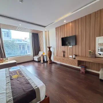 Sen Vang Luxury Hotel Hotels near Mountain Church