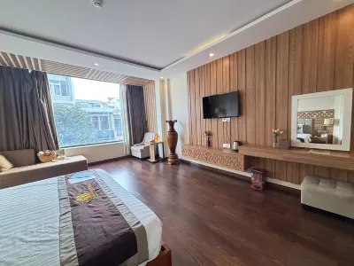 Sen Vang Luxury Hotel Hotels near Net 81 Internet Service