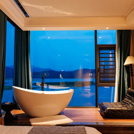 Yiyi Pushé · Lakeside Starry Sky Swimming Pool Vacation Apartment