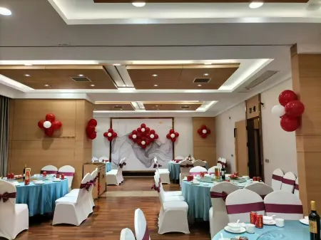 Shouzuo Yunjv Hotel (Qu County Fortune Center Congrenli) Отели рядом с достопримечательностью «Quxian Confucian Temple»