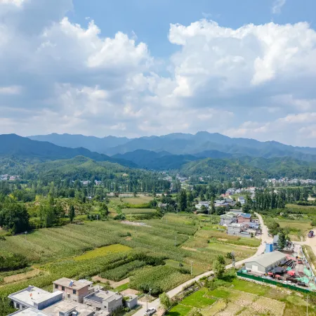 Green Light Residence Hotel (Song County Checun)