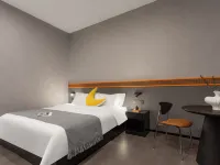 Banana FUN Hotel (Guangzhou Beijing Road Pedestrian Street Yuexiu Park) Hotels near Zhenhai Tower