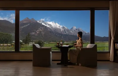山眷雲·日照金山·田也咖啡·雪山全幅畫景飯店 束河古鎮附近的飯店