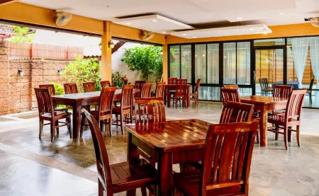 The Nine Bed & Restaurant Отели рядом с достопримечательностью «Тайско-Бирманская железная дорога»