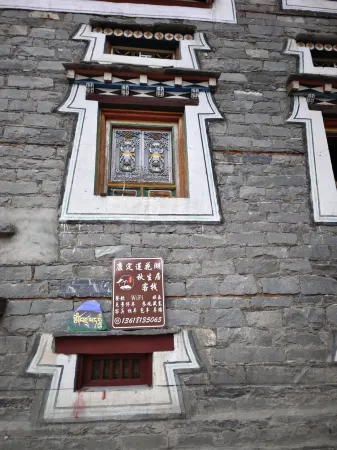 Kangding Lianhahu Qiushengju Chinese Inn Отели рядом с достопримечательностью «Lotus Sea»