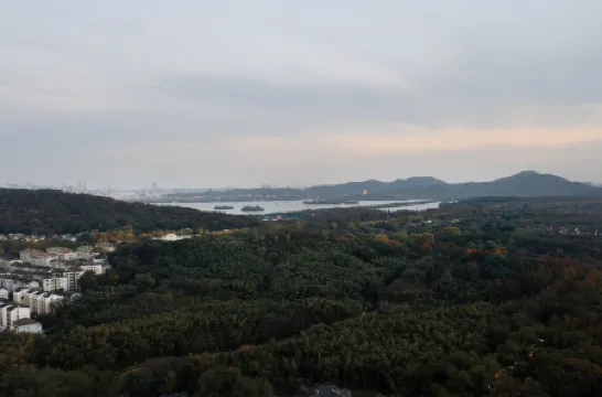 Yijiangchunshui · 1912 Guofeng Hotel (Hangzhou Xihu Huanglong Sports Center) Отели рядом с достопримечательностью «Shuangfeng Chayun Scenic Resort»