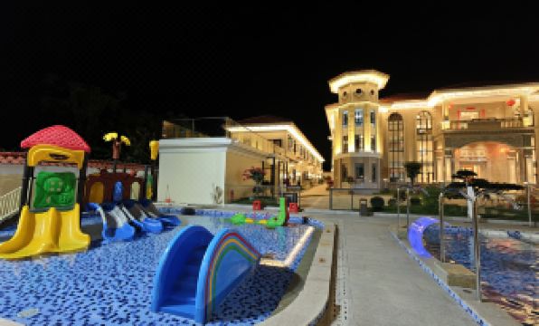 Huayue Village Hot Spring Hotel