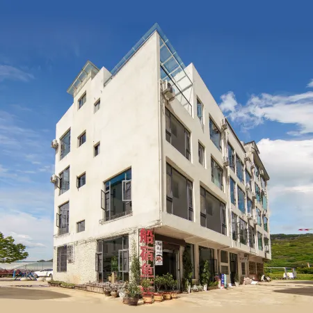 Fuxian Lake Liveaboard Fish Village Hotel
