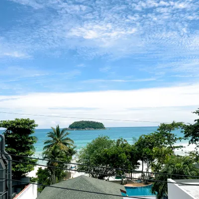 Kata Beachwalk Hotel and Bungalows Các khách sạn gần CLB lướt sóng Surf House Phuket