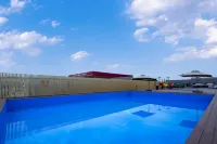 Surprise Hotel (Tangbula Mengkete Scenic Area) - Pools