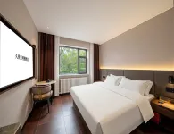 Jiujia Yueminglou Hotel (Urumqi South Railway Station Hotan 2nd Street) - 3-Star