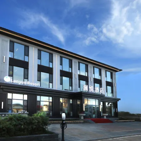 Lake Jingpo Lanyue Hotel