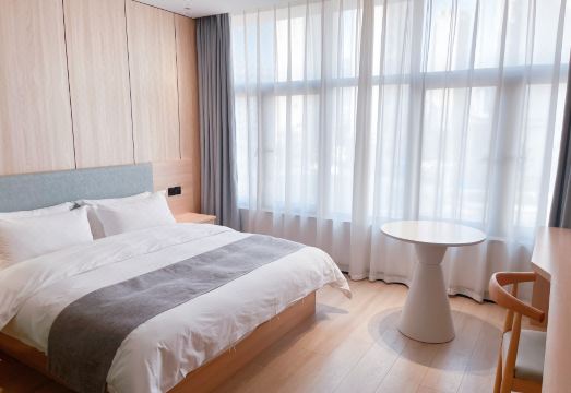 푸펑 호텔의 깔끔하고 현대적인 로비 전경