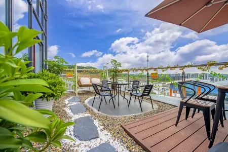 James Joyce Coffetel (Neijiang Wuyue Plaza) Отели рядом с достопримечательностью «Zhang Daqian Memorial Hall»