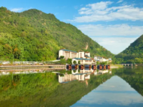 清遠寶晶宮天鵝湖溫泉飯店 英德西站附近的飯店