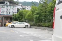 River & Holiday Rezen Hotel Pengshui - parking