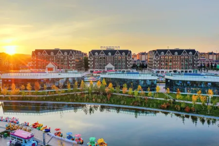 Nightlight Town HOTEL Отели рядом с достопримечательностью «Cenial Folk Customs Park»