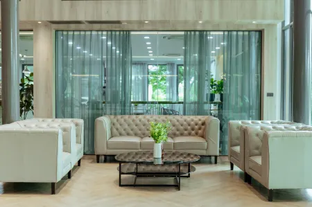 RUS Hotel & Convention Отели в г. Uthai