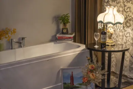 HanCheng Hot Springs International Hotel (Chuxiong Yi Ancient Town Private Soup Store) Отели рядом с достопримечательностью «Chuxiong Normal University»