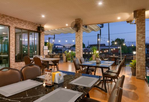 3. 골든 포이어 스..