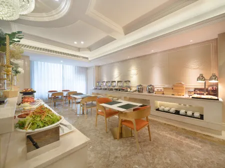 Vienna International Hotel (Changchun Ouyamaichang Guanggu Street Subway Station) Отели рядом с достопримечательностью «Changchun Workers Gymnasium»