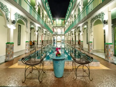 The Grand Morocc Hotel Отели рядом с достопримечательностью «Elephant POOPOOPAPER Park Chiang Mai»