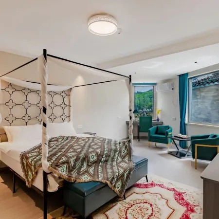 Yuanxiang Homestay Hongcun · Mountain View Courtyard