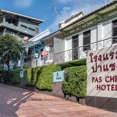 Pas Cher Hotel de Bangkok Отели рядом с достопримечательностью «Станция метро Surasak»